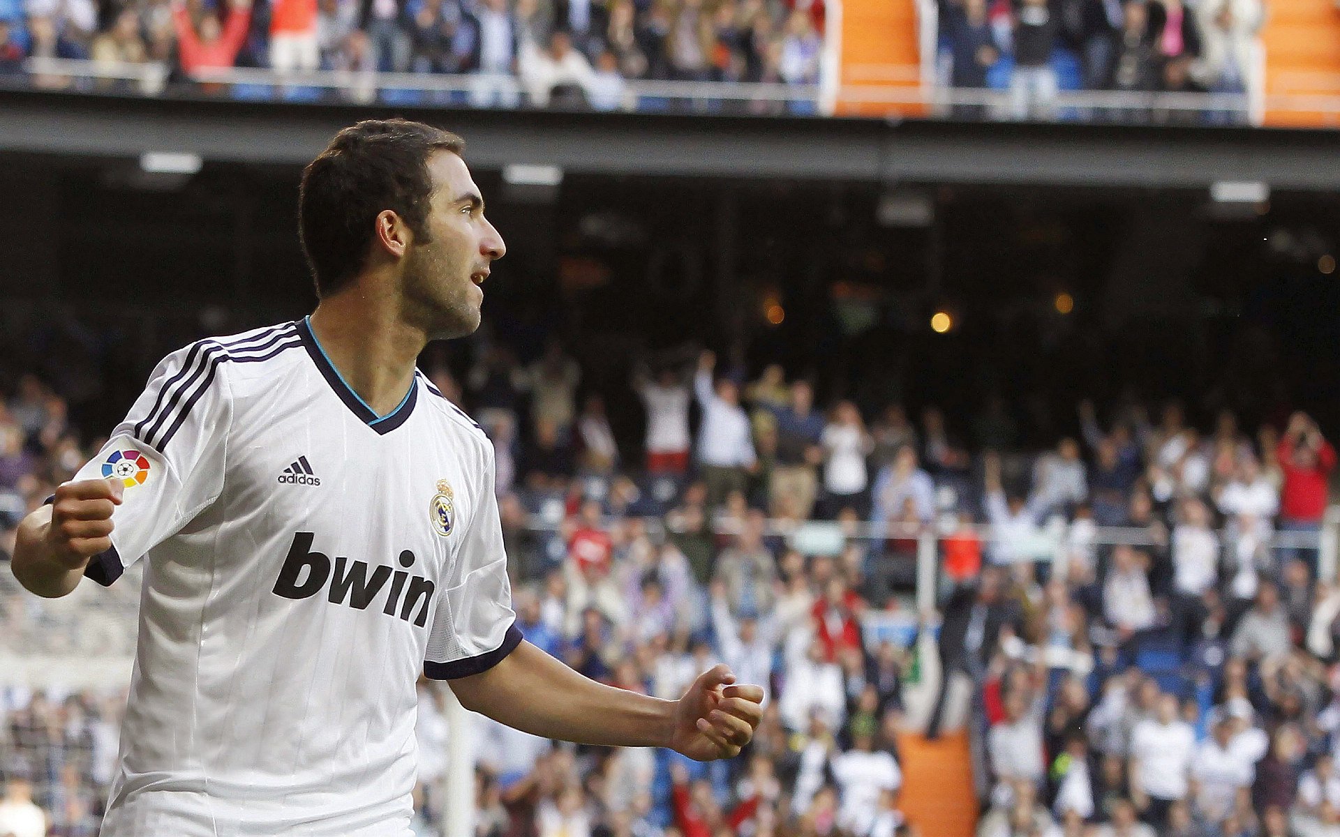 哈登在快船比赛中大比分获胜，重返赛场引发热议！全场沸腾不已